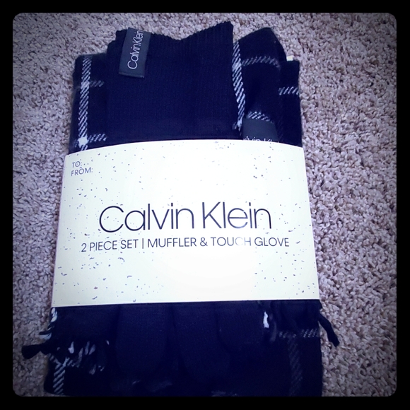 Calvin Klein Accessories - 🆕️🧣🧤 CALVIN KLEIN MUFFLER & TOUCH GLOVE SET